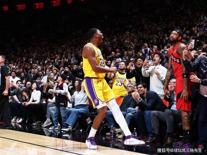 湖人本赛季完成对猛龙的双杀，上一场八村垒压哨三分绝杀